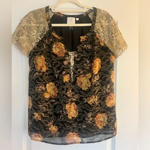 Elegant blouse with gold lace sleeves